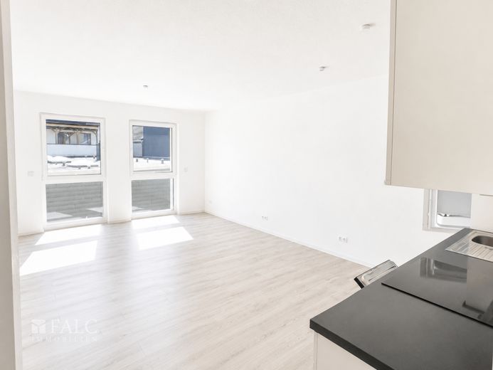 Barrierefrei wohnen mit Sicherheit - Moderne 2 Zimmerwohnung mit Aufzug, Balkon und Pflegeangebot – Blick in das Wohnzimmer vom Flur aus