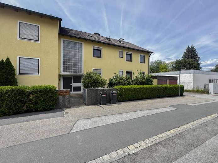 Mehrfamilienhaus mit drei vermieteten Einheiten – Solide Kapitalanlage mit Entwicklungspotenzial – Photo 1