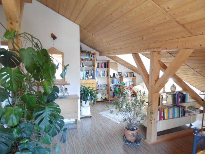 Spaziosa casa a schiera di testa, ammodernata con materiali di alta qualità, parzialmente arredata – Atelier DG