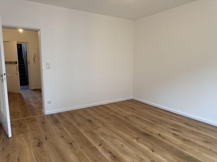 Encantador y amplio apartamento de 2 habitaciones con balcón en una ubicación privilegiada en Berger Straße. – Foto 19