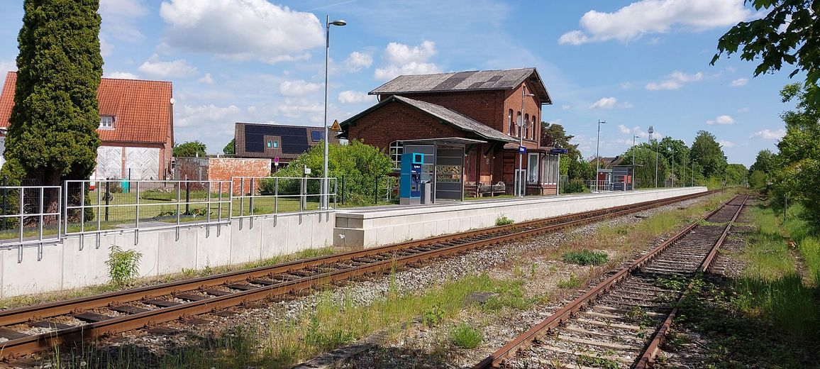 Ideal für Pferdehaltung - Einfamilienhaus, Baugrundstück, Stall und Hausweide / Resthof – Bahnhof