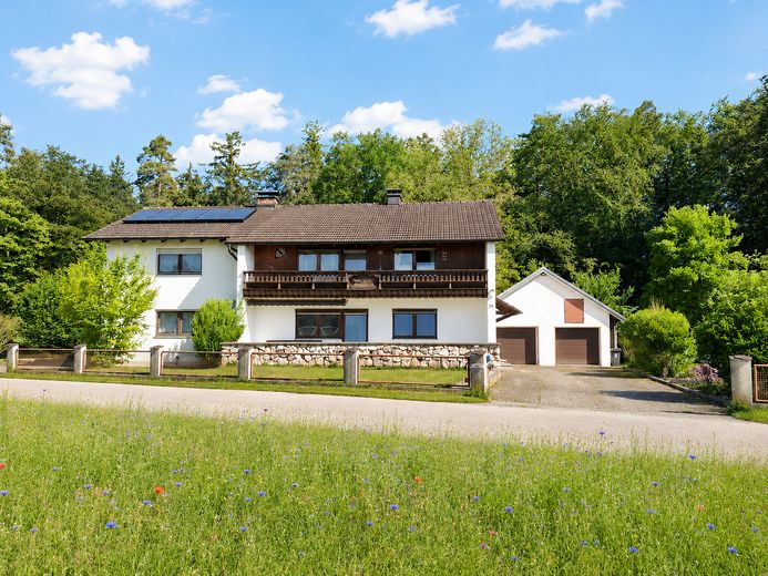 Ampia casa nel verde – utilizzo versatile, disponibile a breve | 659.000 € – Doppelgarage links und rechts
