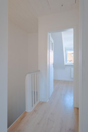Move in and feel at home – modernized terraced house – Flur