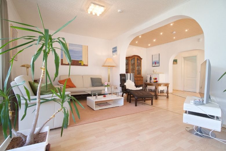 Modern und großzügig wohnen, Erdgeschoss mit Garten und Terrasse, schöne und dabei zentrale Wohnlage, zwei Schlafzimmer, Internetzugang u.v.m. – 38589f6e5d82eee5ee230f1f02d464eadb17606d.jpg