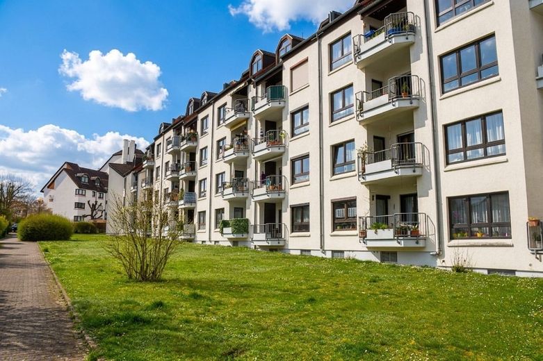 **RESERVIERT** Ansprechende 3-Zimmer-Eigentumswohnung mit Sonnenbalkon und Tiefgaragenstellplatz in Bad Homburg vor der Höhe - Ober-Eschbach – Hausansicht