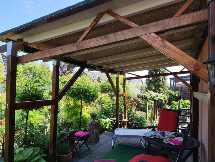 überdachte Terrasse hinten