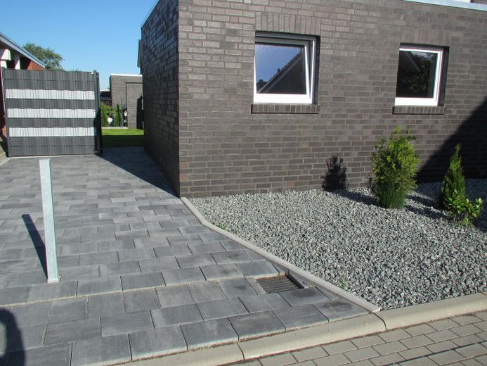 Ексклюзивний якісний напівбудинок – zus. Stellplatz neben Haus