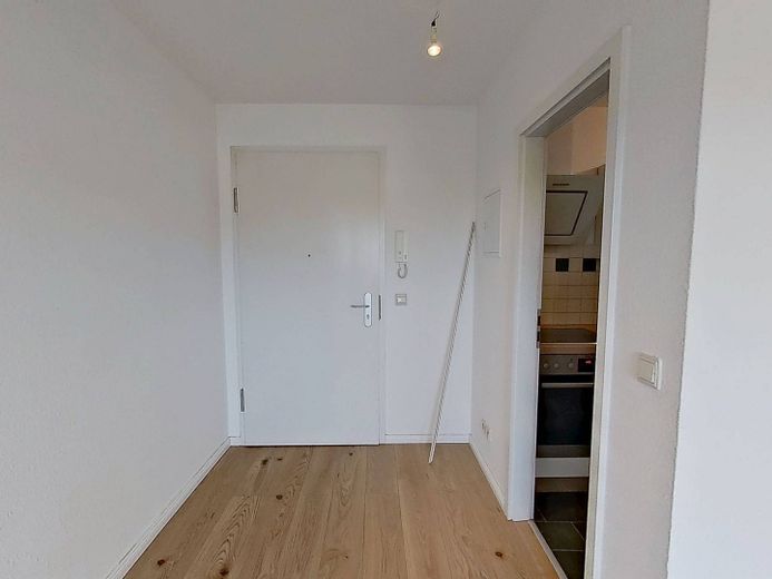 Luminoso monolocale con cucina componibile e bagno con vasca vicino al centro – Eingangsbereich