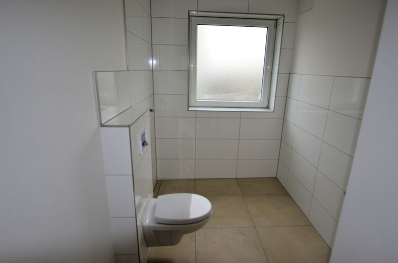 Saniertes Badezimmer mit ebene