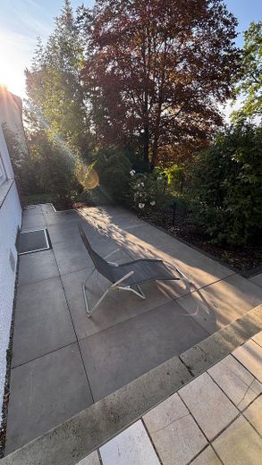 Untere Terasse mit Rosengarten