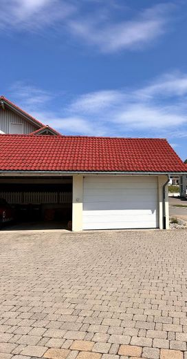 Bifamiliare moderna con potenziale di ampliamento – Hausansicht_2_Garage_Carport