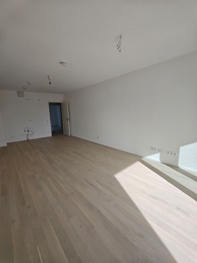 2 Zi-Wohnung Erstbezug ab 1.11. fußläufig 8 min zu U-und S-Bahn – Wohnen/Küche