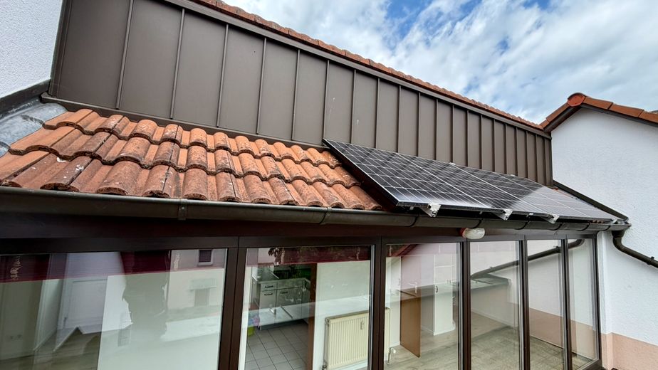 Schöne 3-Zimmer DG Wohnung mit modernisierter Küche und Balkon – PV Anlage