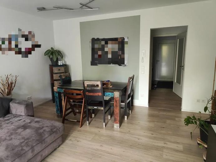 Stylowe mieszkanie na parterze z 3 pokojami, w tym miejsce parkingowe w garażu podziemnym – Wohnzimmer