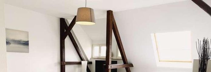 Luminoso appartamento mansardato con 2 locali, loggia e affascinanti travi in legno – Wohnzimmer