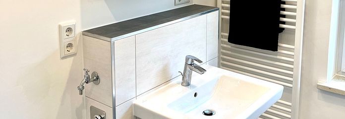 Sogno abitativo nel verde: moderno e tranquillo appartamento di 2 locali con splendida terrazza sul tetto, cucina nuova e doccia con effetto pioggia – Bad-1