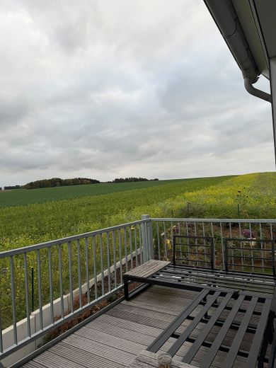 Elegante appartamento di 3 locali con cucina, disponibile dal 1.12.26. Si prega di leggere l’intero annuncio – Ausblick vom Balkon