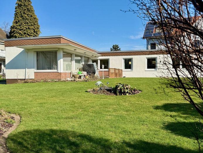 Fröndenberg-Westick: Flachdach-Bungalow mit Gartenoase als perfekter Rückzugsort! – Hausansicht und Garten