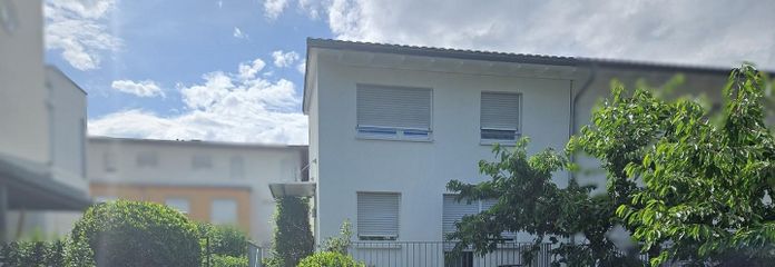 Haus mit gruenem Vorgarten