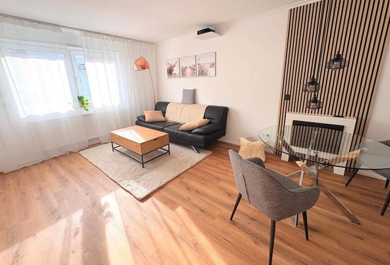 Moderne 3,5-Zimmer-Maisonette möbliert mit Heimkino, Wallbox & Klimaanlage – OG: Wohnzimmer