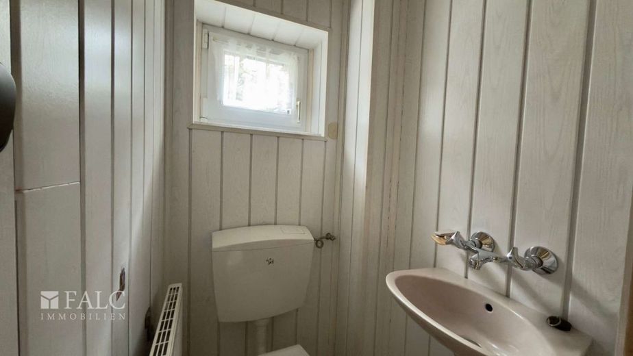 Familienhaus mit Gartenidylle sucht neue Ideen und frischen Glanz – Gäste WC im EG