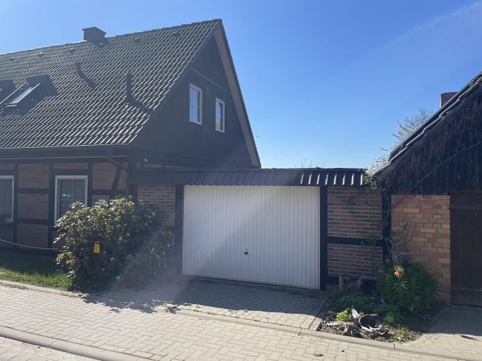 Idyllisches Haus am See mit Bootsanleger – Vorderansicht Garagenseite