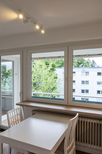 Möbliertes Zimmer auf Zeit in Berufstätigen-WG – Küche Ausblick auf Loggia