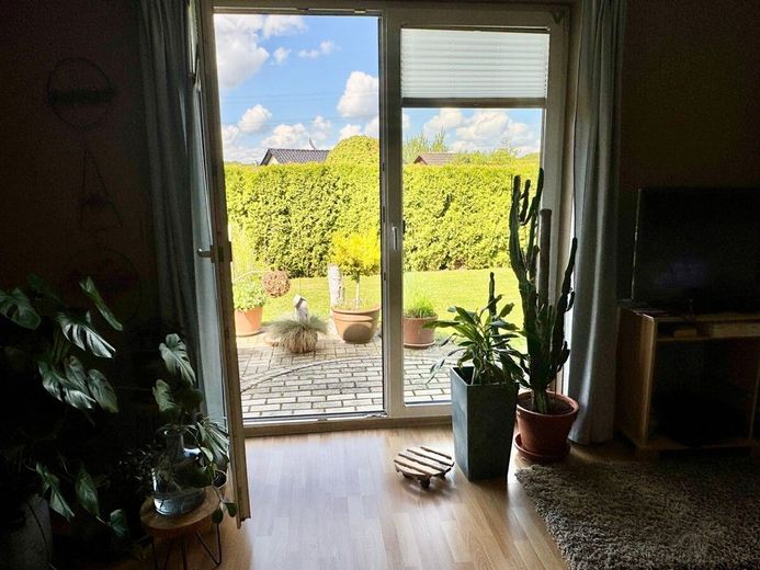 HORN IMMOBILIEN ++ RESERVIERT! Einfamilienhaus im Bungalowstil in Chemnitz bei Neubrandenburg – Terrassenausgang Wohnzimmer
