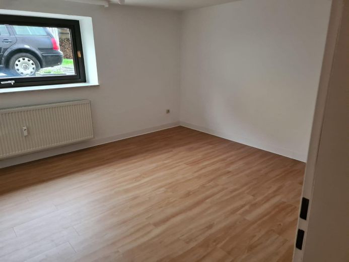 2-Zimmerwohnung im Souterrain sofort bezugsfertig – Zimmer 1