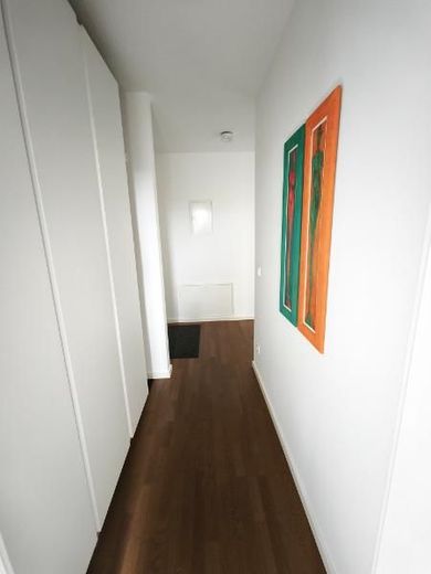 3 Zi. Wohnung (möbliert) im EG mit Terrasse, Carport und Stellplatz – Garderobe (mit Einbauschrank) Bild 2