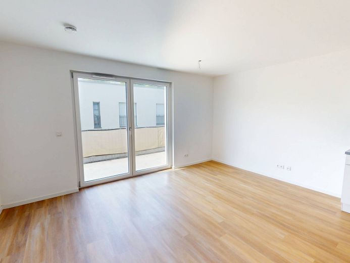 Modern wonen: lichtrijk nieuwbouwappartement met 3 kamers, balkon en inbouwkeuken – Ansicht II: Wohn- und Esszimm…