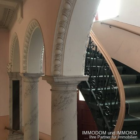 3-Zimmer-Dachgeschoss Wohnung mit BALKON, PKW-Stellplatz und offener Küche im Wohnzimmer zu vermieten! – Treppenaufgang