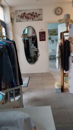 Gemütliche 2-Zimmer-Wohnung teilmöbliert mit Einbauküche und Klimaanlage barrierefrei – Ausschnitt Wohnzimmer