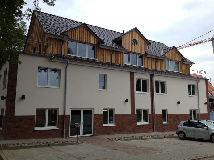 Straßenseite mit Parkplatz