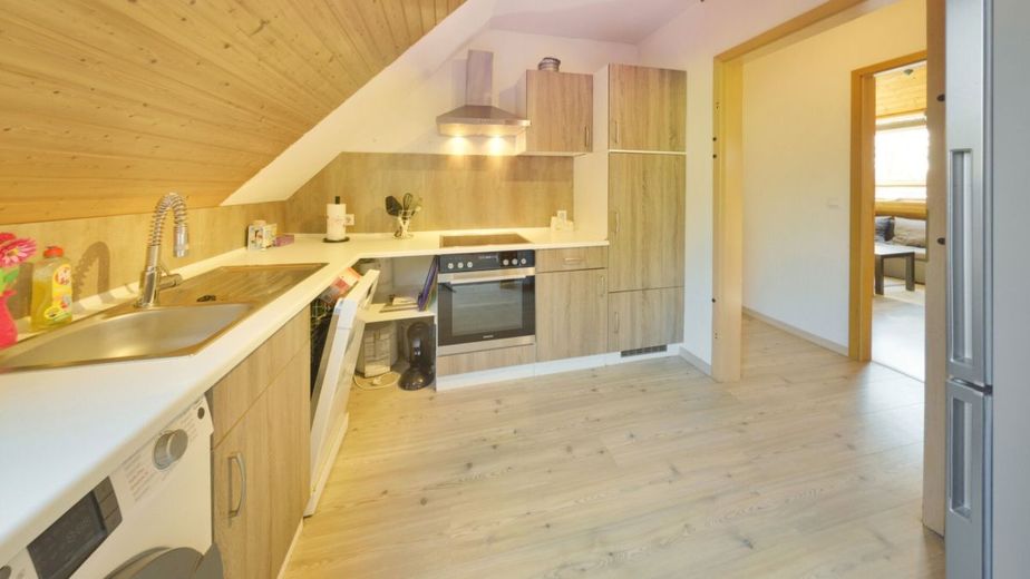 Resthof in echter Alleinlage: Modernisiert | 29.000 m² | 
Einliegerwohnung | Pferdehaltung | Pool – Küche OG