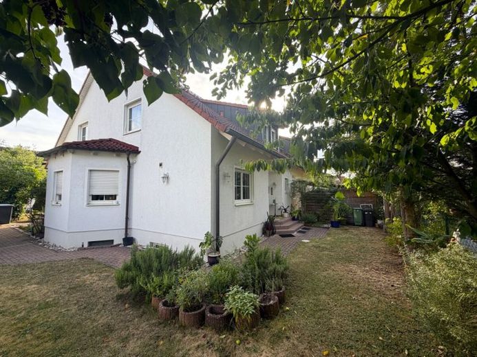 RESERVIERT
Großzügige Doppelhaushälfte mit Südterrasse und viel Platz für die ganze Familie – Photo 1