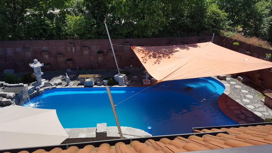 उच्चतम स्तर पर रहना और काम करना—विशिष्ट माहौल वाली एक अनूठी संपत्ति – Pool mit Sonnensegel