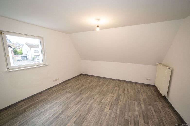 Modernisiertes Einfamilienhaus in kleiner Nebenstraße von Püttlingen – Schlafzimmer 1 Dachgeschoss