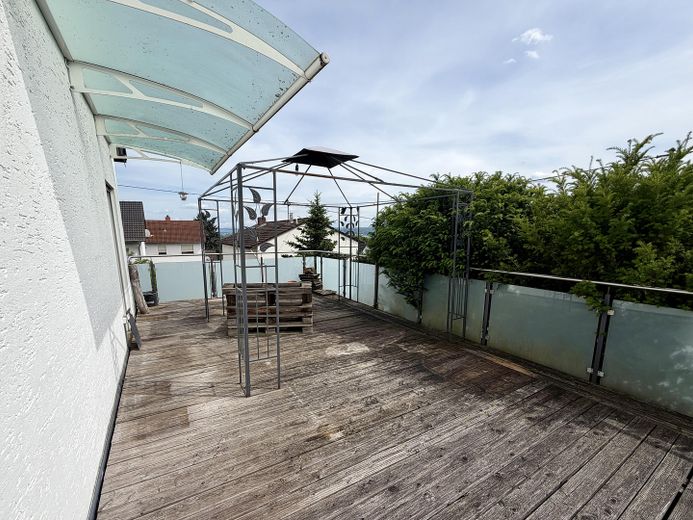 Feldkirchen | Semi-detached house with sunny balcony | 6 rooms | Garden | Quiet location – Terrasse