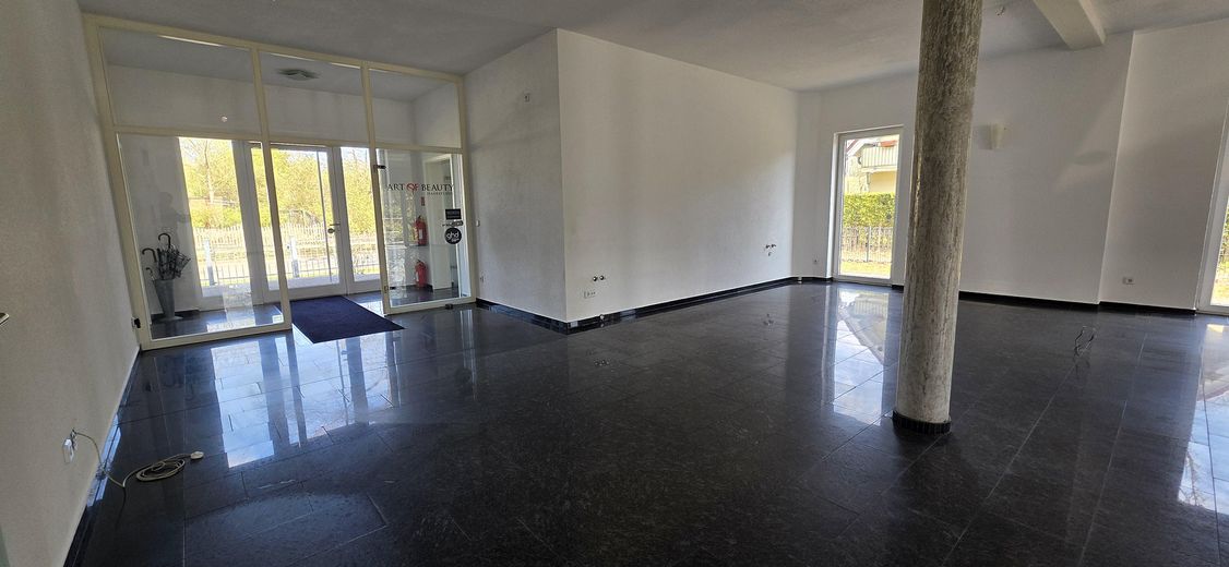 Casa residenziale e commerciale rappresentativa, non affittata, su terreno di 948 m² – Raum 1 EG