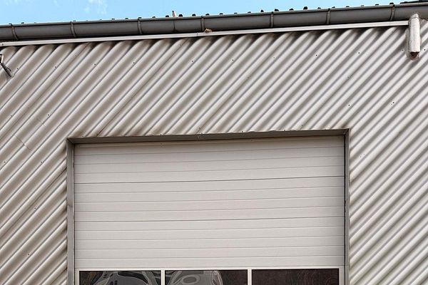 Capannone / officina con serranda avvolgibile elettrica, porta d’ingresso separata e allacciamento elettrico in affitto