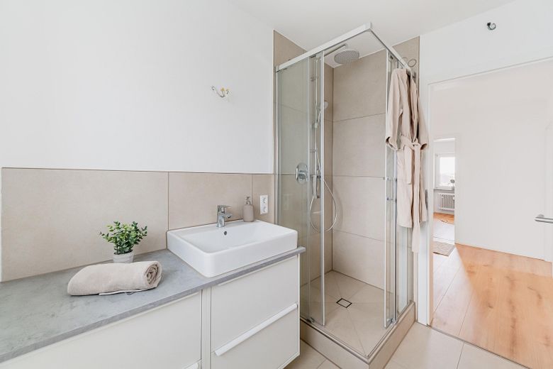Hochwertig modernisierte 4-Zimmer-Wohnung mit Loggia & Garage in ruhiger Lage von Ehningen – Bad