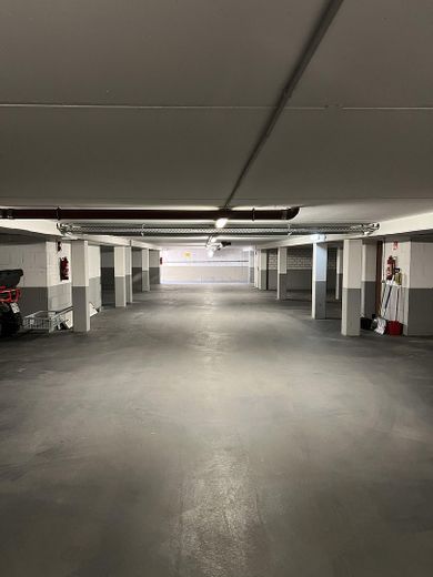 Moderne 4-Zimmer Maisonette-Wohnung mit Balkon und Tiefgarage in Nidderau Eichen – Tiefgarage