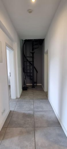 Sehr schöne teilmöblierte 4 Zimmer 103 qm DG Maisonette Wohnung mit EBK, Balkon usw. – Flur mit Treppe 