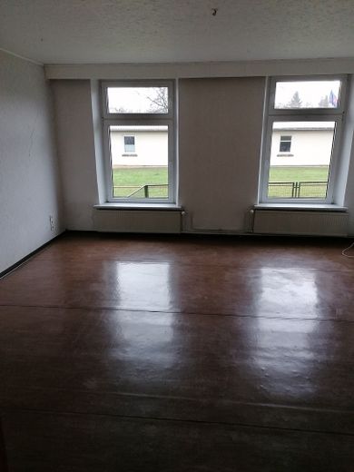 große Gutshaushälfte mit tollem Grundstück am Naturschutzgebiet, sehr ruhig gelegen – Zimmer 1,EG rechts, vor Renov.