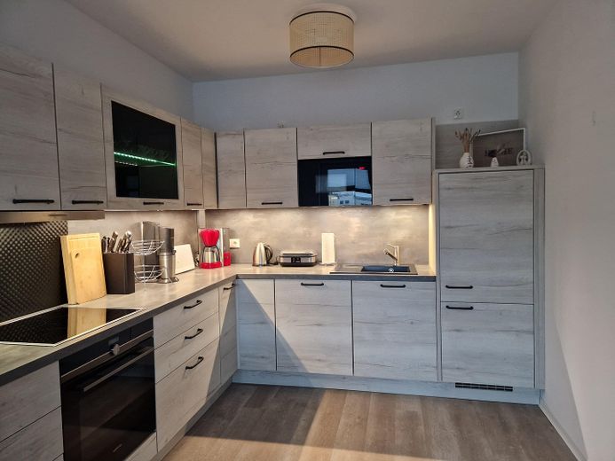 Wohnküche mit Einbauküche