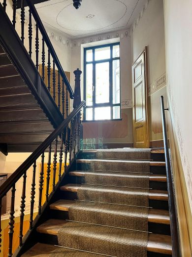 Elegant und luxuriös *dunkles Parkett * Fußbodenheizung * Lichtbänder * Tageslichtbad * Aufzug * – historisches Treppenhaus