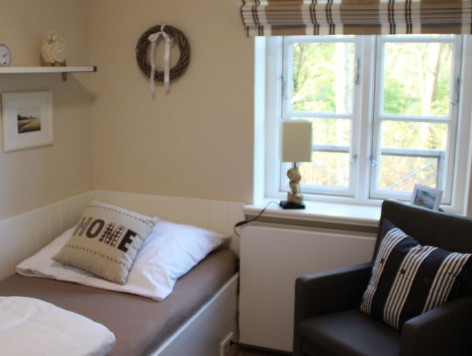 Einzelzimmer mit Einbauschrank