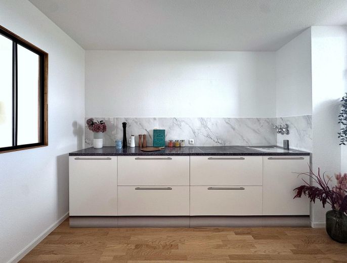 *ZONDER COURTAGE* Stijlvol gemoderniseerd 2-kamer appartement met droomuitzicht & groot zonnebalkon – Foto 24