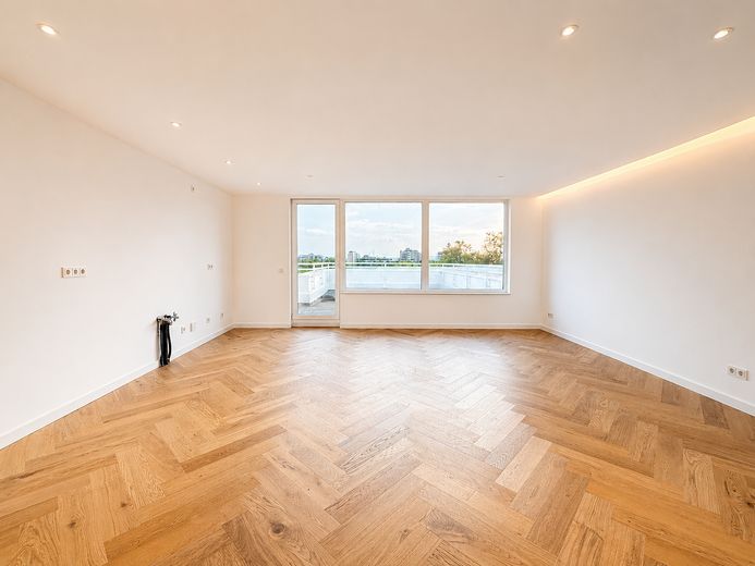 Exklusiver Wohntraum über Köln: Penthouse mit spektakulärer 97 m² Dachterrasse, Provisionsfrei – Wohnküche 1